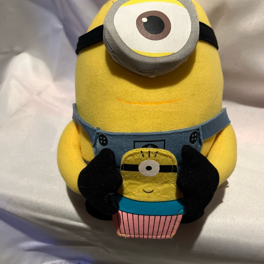 Despicable Me 2 Minion Stuart Plush Toy holding Minion Mayhem Stuart Cupcake 9.5